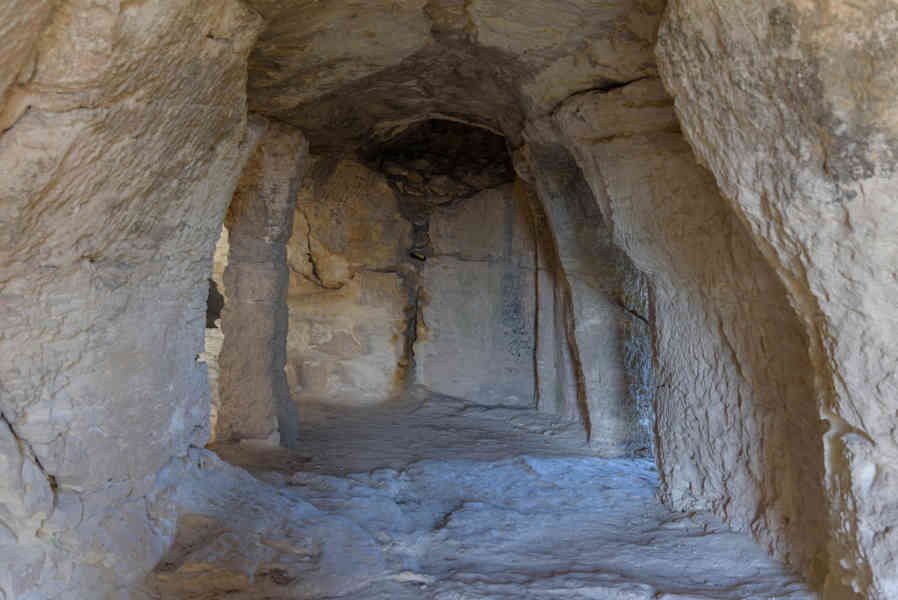 Francia - Beaucaire 017 - abadía troglodita de Saint-Roman.jpg